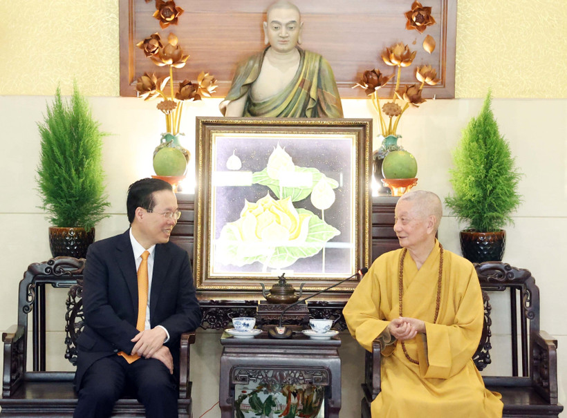 Chủ tịch nước Võ Văn Thưởng thăm, chúc mừng Trưởng lão Hòa thượng Thích Trí Quảng, Pháp chủ Hội đồng Chứng minh Giáo hội Phật giáo Việt Nam tại chùa Huê Nghiêm. Ảnh: Thống Nhất –TTXVN