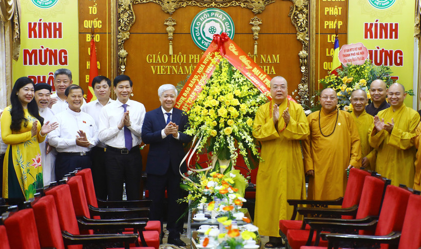 Chủ tịch Ủy ban Trung ương MTTQ Việt Nam Đỗ Văn Chiến chúc mừng Giáo hội Phật giáo Việt Nam nhân dịp Đại lễ Phật đản, Phật lịch 2567 – Dương lịch 2023. Ảnh: Lâm Khánh - TTXVN