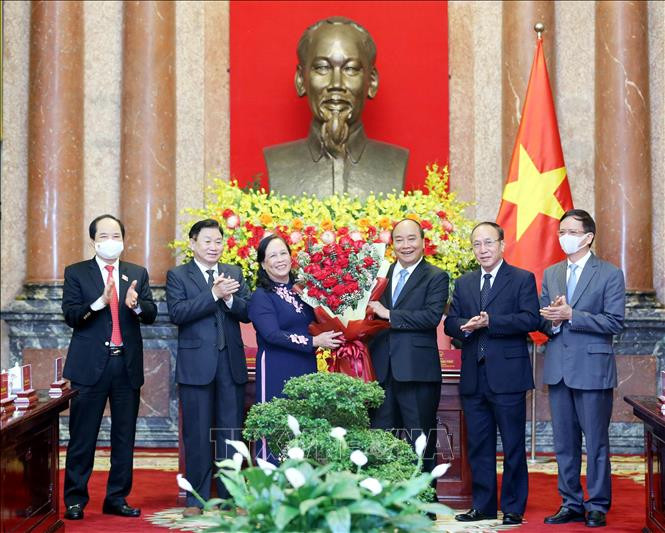 Chủ tịch nước Nguyễn Xuân Phúc chúc mừng người cao tuổi Việt Nam nhân kỷ niệm 30 năm Ngày Quốc tế Người cao tuổi (01/10/1991- 01/10/2021). Ảnh: Lâm Khánh - TTXVN