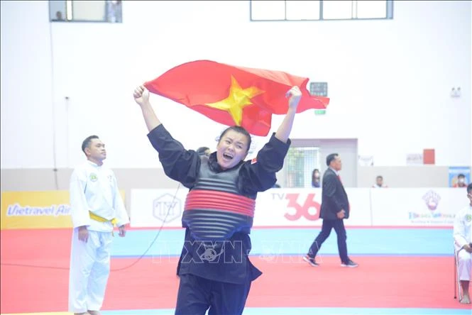 Cô gái dân tộc Thái Quàng Thị Thu Nghĩa và tấm huy chương Vàng dành tặng bà, bố mẹ