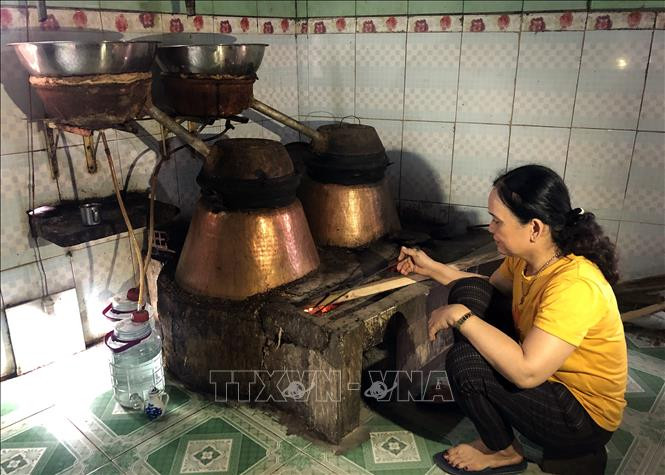 Sự nổi tiếng của rượu Bàu Đá Bình Định, đặc sản của thôn Cù Lâm, xã Nhơn Lộc, thị xã An Nhơn một phần nhờ phương pháp nấu rất thủ công, tạo hương vị riêng, cay nồng đậm đà khó tả. Ảnh: Nguyên Linh - TTXVN