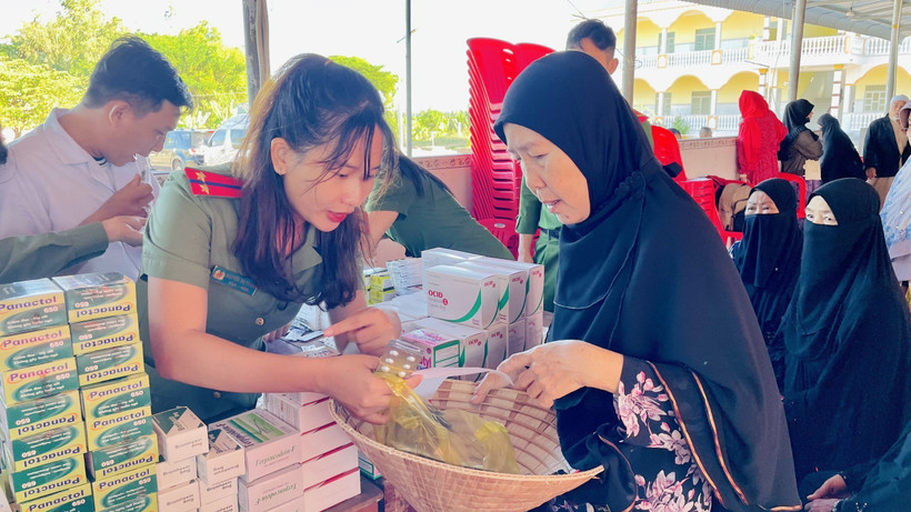 Các y, bác sĩ Bệnh xá Công an tỉnh An Giang cấp thuốc miễn phí cho người dân. Ảnh: Công Mạo-TTXVN