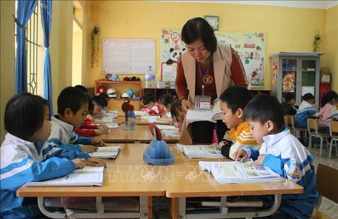 Cô giáo Nguyễn Thị Hạnh Nguyên, giáo viên trường Tiểu học Thạch Bình, huyện Nho Quan, tỉnh Ninh Bình đang giảng bài trên lớp. Ảnh: Hải Yến - TTXVN