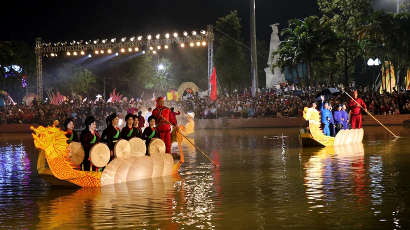 Các liền anh, liền chị biểu diễn tiết mục hát Dân ca Quan họ trên thuyền. Ảnh: Đinh Văn Nhiều-TTXVN