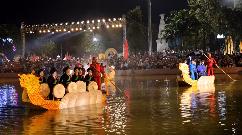 Các liền anh, liền chị biểu diễn tiết mục hát Dân ca Quan họ trên thuyền. Ảnh: Đinh Văn Nhiều-TTXVN