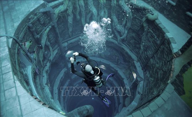 Một thợ lặn trải nghiệm bể bơi Deep Dive Dubai ở UAE ngày 10/7/2021. Ảnh: AFP/TTXVN