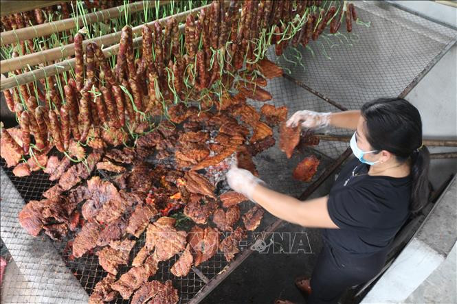 Sản phẩm lạp xưởng, thịt bò giàng, lợn gác bếp. Ảnh: Bích Huệ - TTXVN
