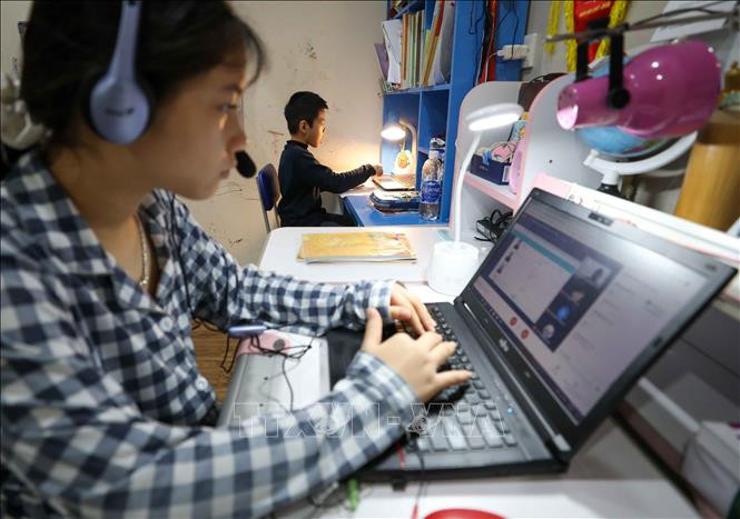 Ngay từ ngày đầu tiên được nghỉ học sớm trước Tết Nguyên đán Tân Sửu để phòng, chống dịch (1/2/2021), học sinh Hà Nội đã chuyển sang hình thức học trực tuyến. Ảnh: Thanh Tùng - TTXVN