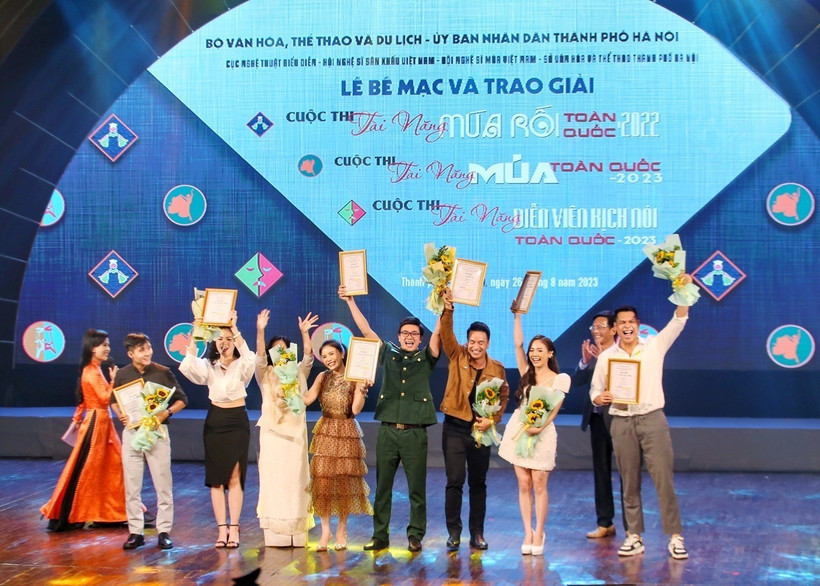 Các thí sinh đạt giải Nhất Cuộc thi Tài năng Diễn viên Kịch nói toàn quốc năm 2023. Ảnh: Tuấn Đức - TTXVN