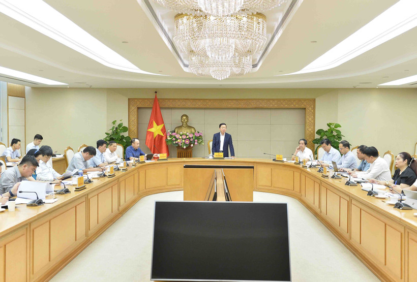 Phó Thủ tướng Trần Hồng Hà chủ trì cuộc họp. Ảnh: Minh Đức - TTXVN