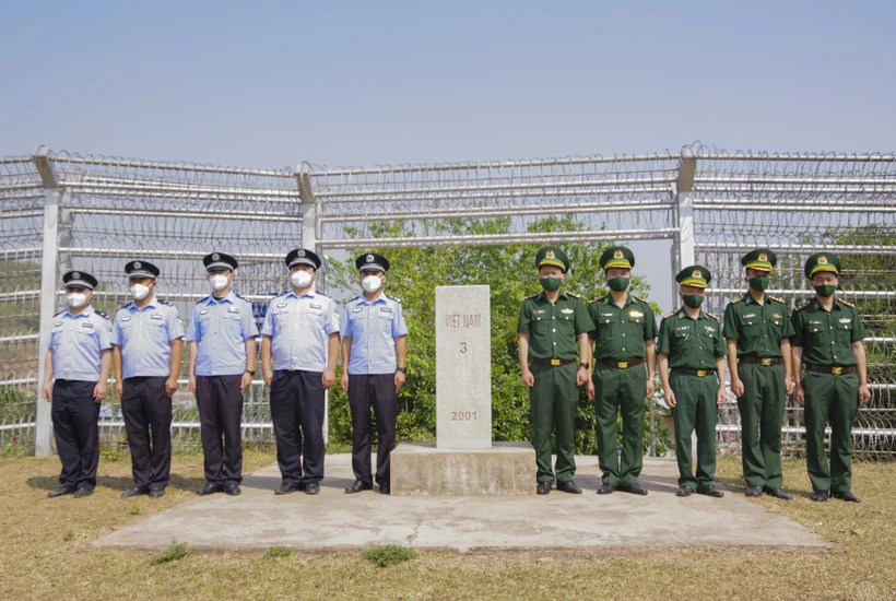 Đồn Biên phòng A Pa Chải gặp mặt Đại đội quản lý biên giới Giang Thành (Trung Quốc)