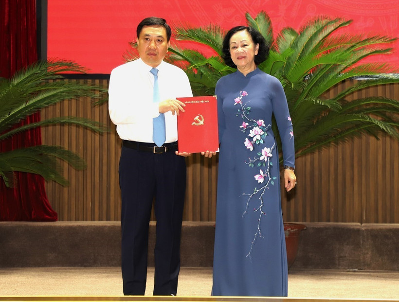 Ủy viên Bộ Chính trị, Thường trực Ban Bí thư, Trưởng ban Tổ chức Trung ương Trương Thị Mai trao Quyết định của Bộ Chính trị cho Quyền Bí thư Tỉnh ủy Hà Giang Nguyễn Mạnh Dũng. Ảnh: Minh Tâm-TTXVN