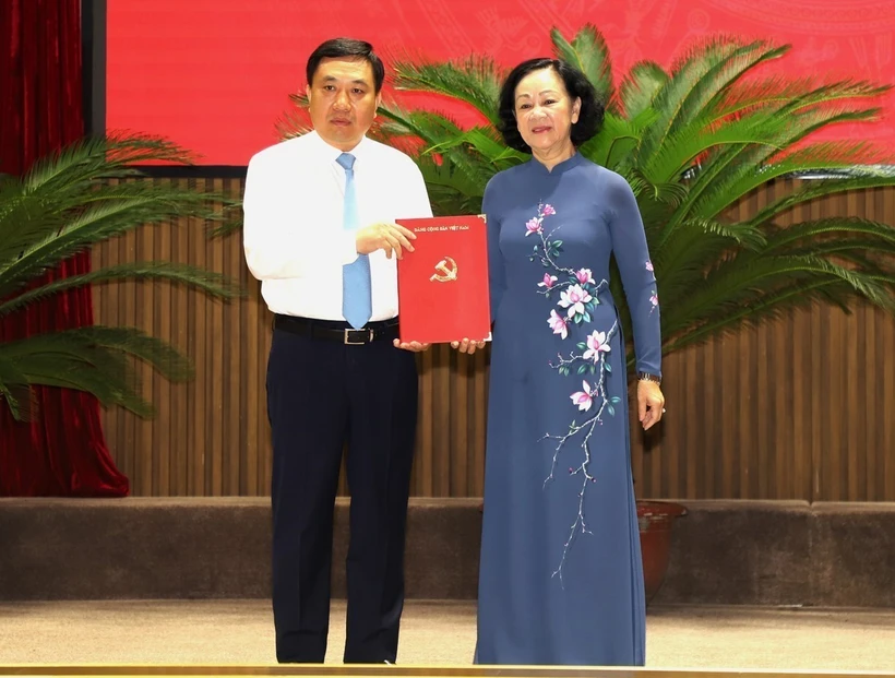 Ủy viên Bộ Chính trị, Thường trực Ban Bí thư, Trưởng ban Tổ chức Trung ương Trương Thị Mai trao Quyết định của Bộ Chính trị cho Quyền Bí thư Tỉnh ủy Hà Giang Nguyễn Mạnh Dũng. Ảnh: Minh Tâm-TTXVN