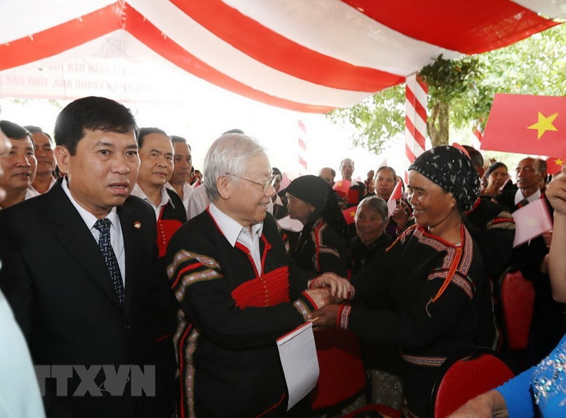 Tổng Bí thư, Chủ tịch nước Nguyễn Phú Trọng với đồng bào dân tộc các buôn, thôn xã Dur Kmăl, huyện Krông Ana. Ảnh: Trí Dũng/TTXVN