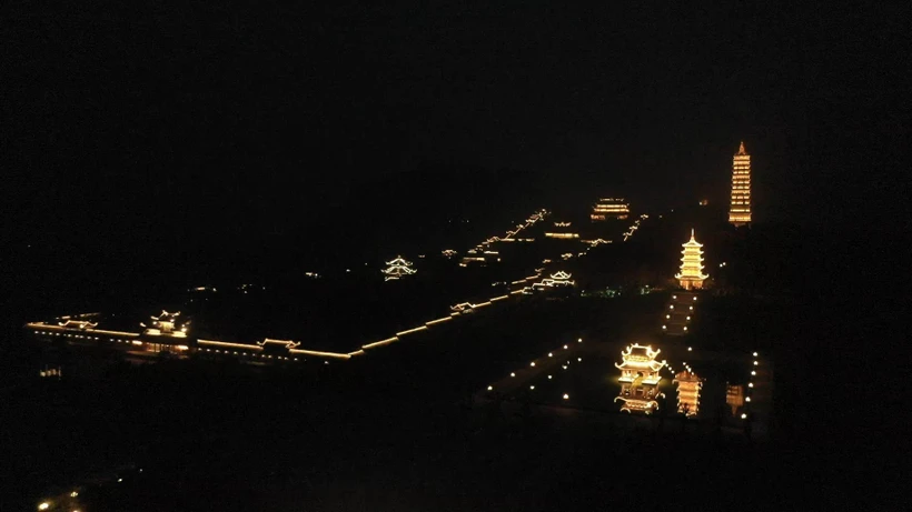 Để du khách có thêm những trải nghiệm mới, tour khám phá chùa Bái Đính (tỉnh Ninh Bình) về đêm đã chính thức được đưa vào khai thác từ cuối năm 2016. Ảnh: Hải Yến-TTXVN