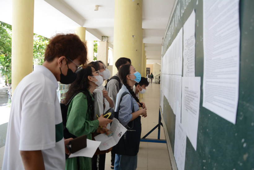 Thí sinh tìm phòng thi tại điểm thi trường THPT Trần Phú (Đà Nẵng). Ảnh: Văn Dũng - TTXVN