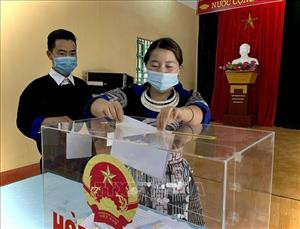 Hình ảnh cử tri đồng bào dân tộc thiểu số trong Ngày bầu cử 23/5/2021