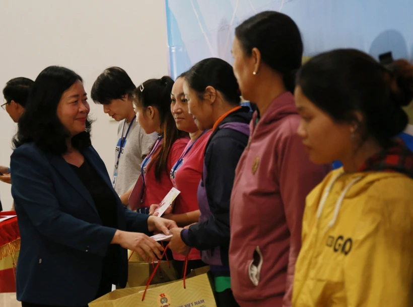 Bí thư Trung ương Đảng, Trưởng Ban Dân vận Trung ương Bùi Thị Minh Hoài tặng quà cho công nhân Khu công nghiệp Tam Thăng, thành phố Tam Kỳ. Ảnh: Đoàn Hữu Trung-TTXVN