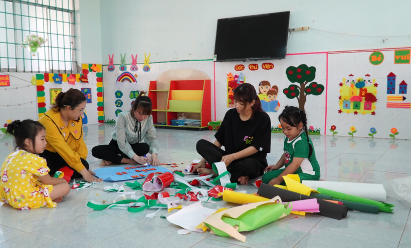Các cô giáo Trường Mẫu giáo xã Mong Thọ A, huyện Châu Thành (Kiên Giang) làm đồ trang trí lớp học. Ảnh: Văn Sĩ - TTXVN