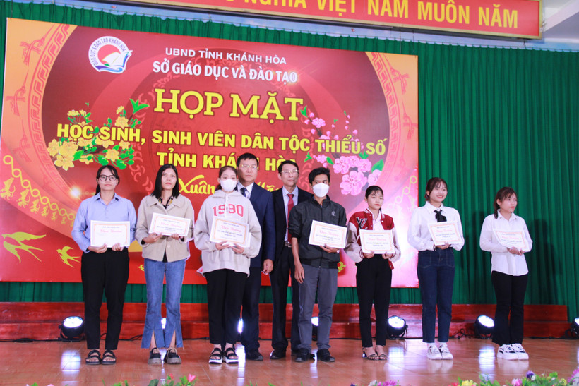 Tặng thưởng cho các em học sinh, sinh viên dân tộc thiểu số có thành tích học tập tốt năm học 2021 - 2022. Ảnh: Phan Sáu - TTXVN