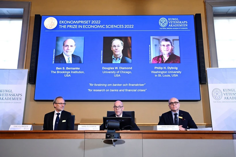 Chân dung ba nhà kinh tế học Mỹ (từ trái sang, trên màn hình): Ben S. Bernanke, Douglas W. Diamond và Philip H. Dybvig đoạt giải Nobel Kinh tế 2022, trong buổi họp báo tại Học viện Khoa học Hoàng gia Thuỵ Điển ở Stockholm, ngày 10/10/2022. Ảnh: REUTERS/TT