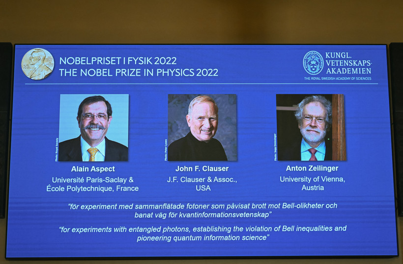 Chân dung 3 nhà khoa học Alain Aspect , John F. Clauser và Anton Zeilinger đoạt Giải Nobel Vật lý 2022. Ảnh: AFP/TTXVN