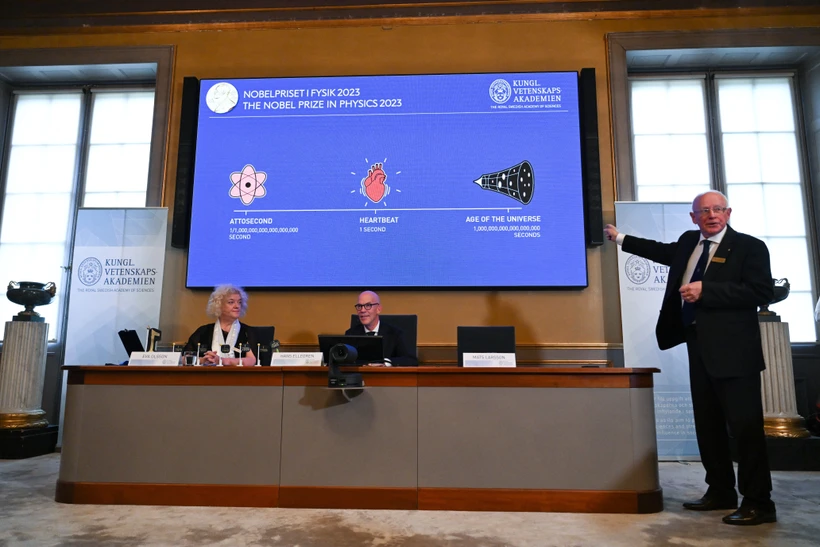 Lễ công bố công trình của ba nhà khoa học Pierre Agostini, Ferenc Krausz và Anne L' Huillier đoạt giải Nobel Vật lý 2023 tại Viện Hàn lâm Khoa học Hoàng gia Thụy Điển ở Stockholm, ngày 3/10/2023. Ảnh: AFP/TTXVN