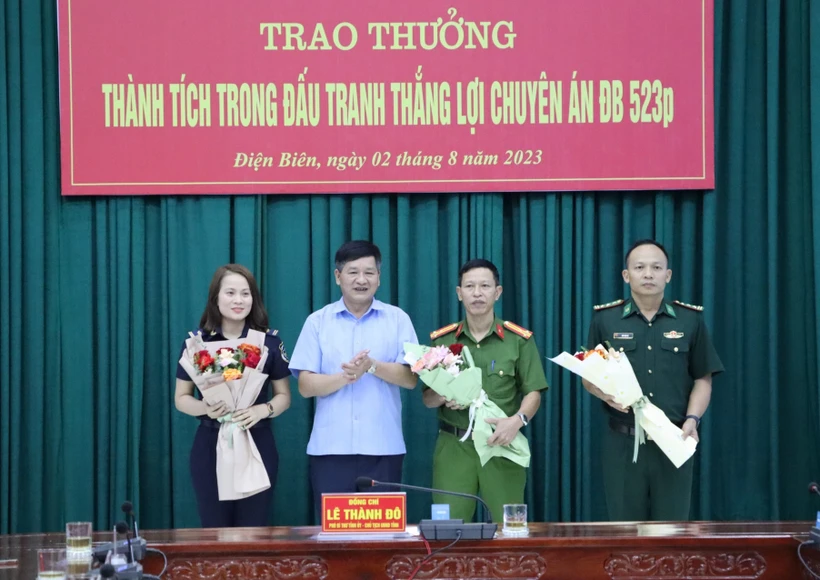 Chủ tịch UBND tỉnh Điện Biên Lê Thành Đô trao thưởng nóng cho tập thể Ban chuyên án ĐB 523p. Ảnh: TTXVN phát
