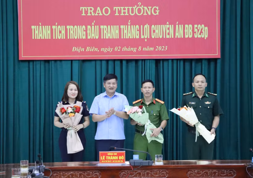 Chủ tịch UBND tỉnh Điện Biên Lê Thành Đô trao thưởng nóng cho tập thể Ban chuyên án ĐB 523p. Ảnh: TTXVN phát