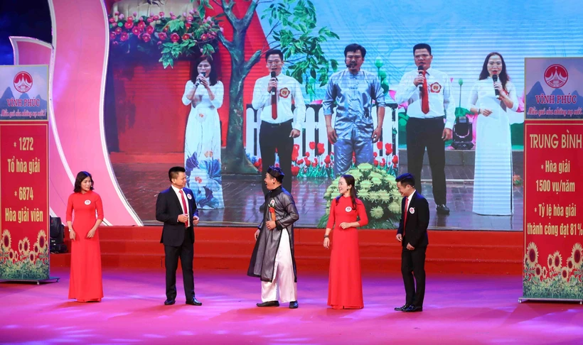 Sáng 8/11/2023, tại Hà Nội, Hội đồng phối hợp phổ biến, giáo dục pháp luật Trung ương tổ chức Hội thi Hoà giải viên giỏi toàn quốc lần thứ IV - Vòng thi toàn quốc. Trong ảnh: Phần thi của đội Hoà giải viên tỉnh Vĩnh Phúc. Ảnh: Phạm Kiên - TTXVN