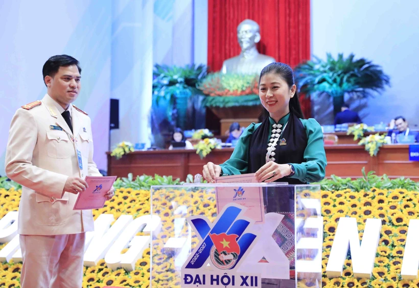 Bí thư Tỉnh đoàn Sơn La Cầm Huyền Trang bỏ phiếu bầu Ban Chấp hành Trung ương Đoàn khóa XII. Ảnh: Minh Đức - TTXVN