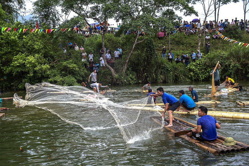 Độc đáo Lễ hội đánh bắt cá suối của người Mường ở vùng cao Hòa Bình