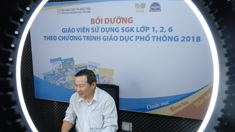Tập huấn giáo viên theo hình thức trực tuyến tới 100% giáo viên dạy học SGK lớp 2, lớp 6 và cán bộ quản lí giáo dục ở tất cả các tỉnh, thành phố. Ảnh: Hà Vy