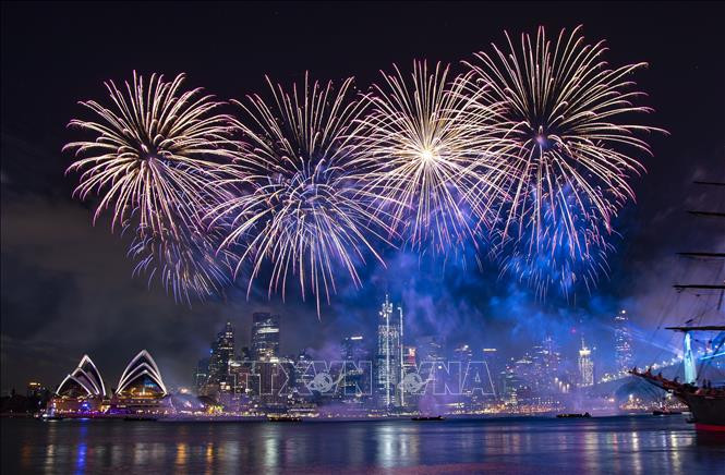 Pháo hoa rực rỡ chào đón Năm mới 2022 trên cầu cảng Sydney, Australia ngày 1/1/2022. Ảnh: THX/TTXVN