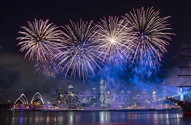 Pháo hoa rực rỡ chào đón Năm mới 2022 trên cầu cảng Sydney, Australia ngày 1/1/2022. Ảnh: THX/TTXVN