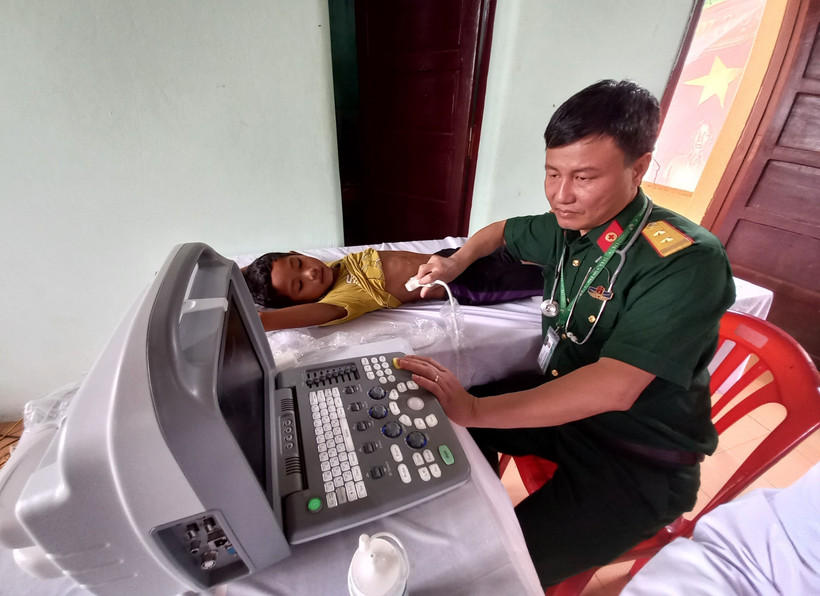 Đoàn y bác sĩ Bệnh viên Quân y 175 khám bệnh cho bà con xã miền núi Trường Xuân, Quảng Bình. Ảnh: Đức Thọ - TTXVN