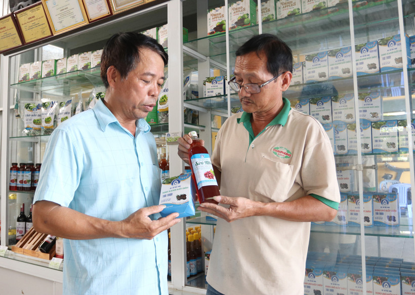 Ông Nguyễn Đình Quang, Giám đốc Công ty TNHH Sản xuất và Thương mại nông sản Thái Thuận - Ninh Thuận giới thiệu sản phẩm chế biến từ nho. Ảnh: Nguyễn Thành – TTXVN