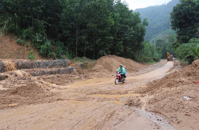 Đến trưa 15/11, tỉnh lộ DT.626 huyện Sơn Hà đã được khắc phục cơ bản sạt lở, người dân đã được lưu thông qua khu vực . Ảnh: Phạm Cường-TTXVN