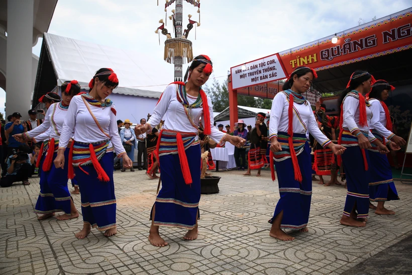 Phần trình diễn trích đoạn “Lễ hội Ăn Trâu” của đồng bào người Cor đến từ tỉnh Quảng Ngãi tại Ngày hội Văn hóa các dân tộc miền Trung lần thứ III - năm 2018. Ảnh: Trọng Đạt - TTXVN