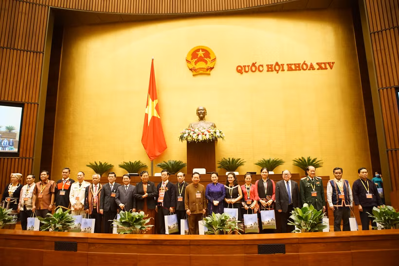 Chủ tịch Quốc hội Nguyễn Thị Kim Ngân tặng quà các đại biểu dân tộc thiểu số tại buổi gặp mặt. Ảnh: Hoàng Hà