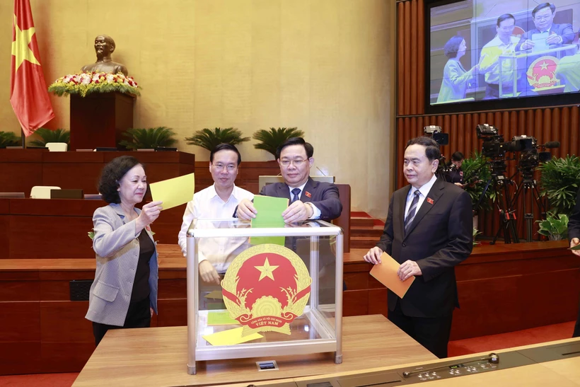 Chủ tịch nước Võ Văn Thưởng, Chủ tịch Quốc hội Vương Đình Huệ và các đồng chí lãnh đạo Đảng, Nhà nước là Đại biểu Quốc hội bỏ phiếu bầu chức vụ Ủy viên Ủy ban Thường vụ Quốc hội, Chủ nhiệm Ủy ban Tài chính - Ngân sách của Quốc hội và phê chuẩn bổ nhiệm Bộ