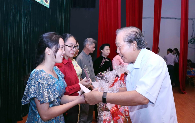 Nguyên Ủy viên Bộ Chính trị, nguyên Phó Thủ tướng Thường trực Chính phủ Trương Hòa Bình trao tặng quà Tết cho đồng bào dân tộc thiểu số có hoàn cảnh khó khăn trên địa bàn Thành phố. Ảnh: Xuân Khu-TTXVN