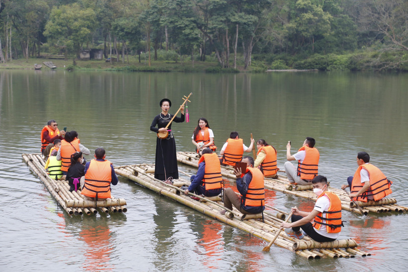 Du khách trải nghiệm bơi mảng - hát Then trên hồ Nà Nưa. Ảnh: Văn Thưởng