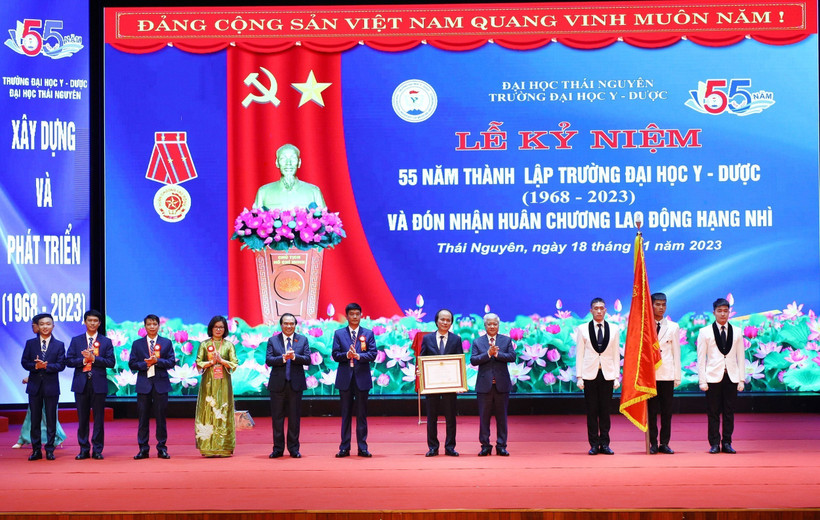 Chủ tịch Uỷ ban Trung ương Mặt trận Tổ quốc Việt Nam Đỗ Văn Chiến trao Huân chương Lao động hạng Nhì cho tập thể Trường Đại học Y – Dược, Đại học Thái Nguyên. Ảnh: Thu Hằng-TTXVN
