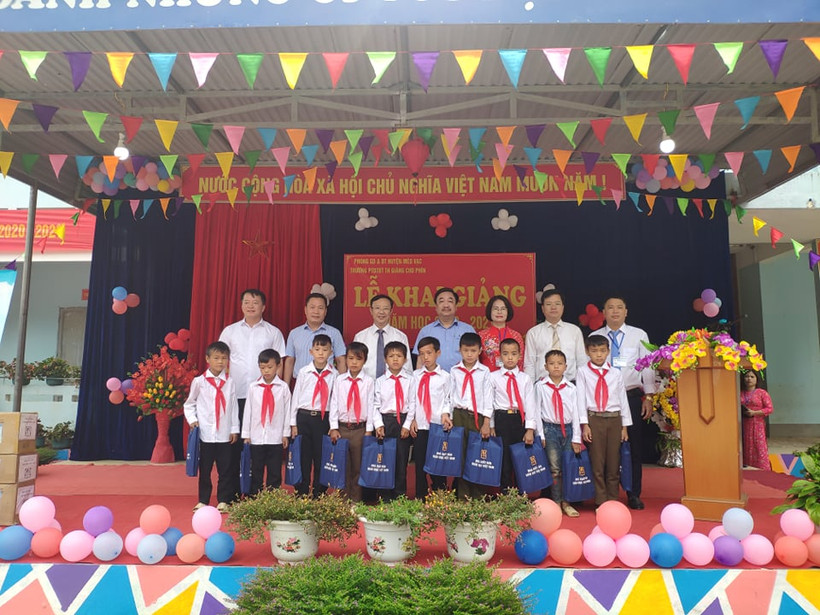 NXB Giáo dục Việt Nam tặng SGK và vở viết cho học sinh trường Phổ thông Dân tộc Bán trú tiểu học Giàng Chu Phìn. Ảnh: Hiền Thương