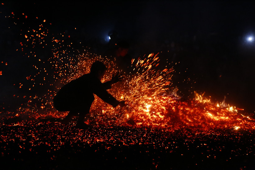 Lễ nhảy lửa của đồng bào Pà Thẻn ở huyện Lâm Bình (Tuyên Quang). Ảnh: Nam Sương - TTXVN