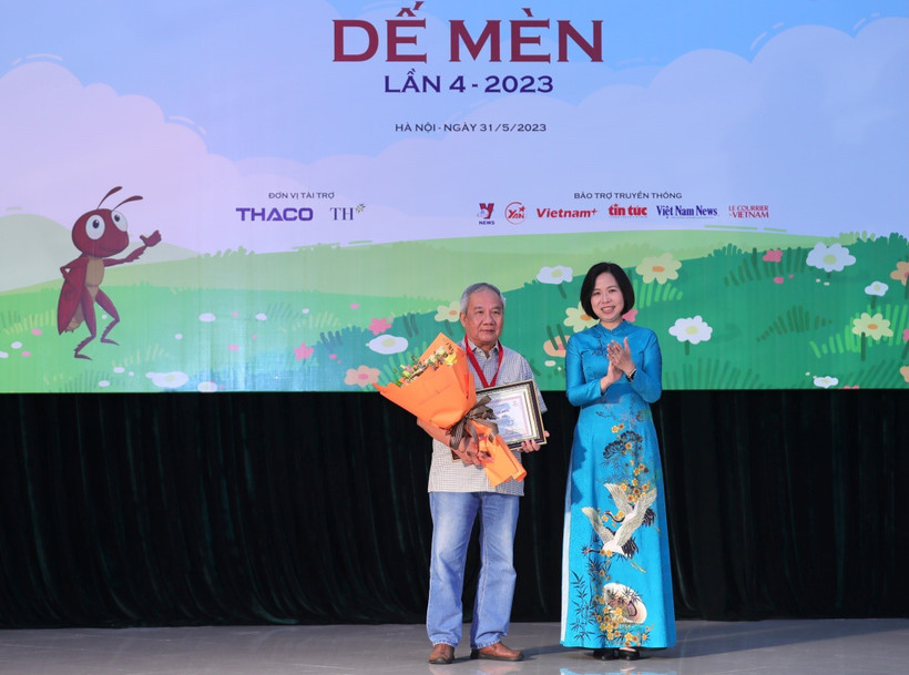 Tổng Giám đốc TTXVN Vũ Việt Trang trao Giải thưởng lớn “Hiệp sĩ Dế mèn” và chứng nhận cho nhà văn Trần Đức Tiến với truyện dài “A lô! Cậu đấy à”. Ảnh: Hoàng Hiếu - TTXVN