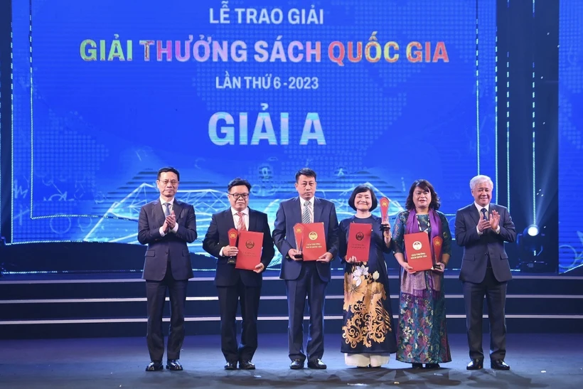Bí thư Trung ương Đảng, Chủ tịch Ủy ban Trung ương MTTQ Việt Nam Đỗ Văn Chiến và Bộ trưởng Bộ Thông tin và Truyền thông Nguyễn Mạnh Hùng trao giải A cho các tác giả có tác phẩm đoạt giải. Ảnh: TTXVN phát