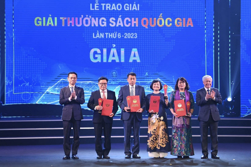 Bí thư Trung ương Đảng, Chủ tịch Ủy ban Trung ương MTTQ Việt Nam Đỗ Văn Chiến và Bộ trưởng Bộ Thông tin và Truyền thông Nguyễn Mạnh Hùng trao giải A cho các tác giả có tác phẩm đoạt giải. Ảnh: TTXVN phát