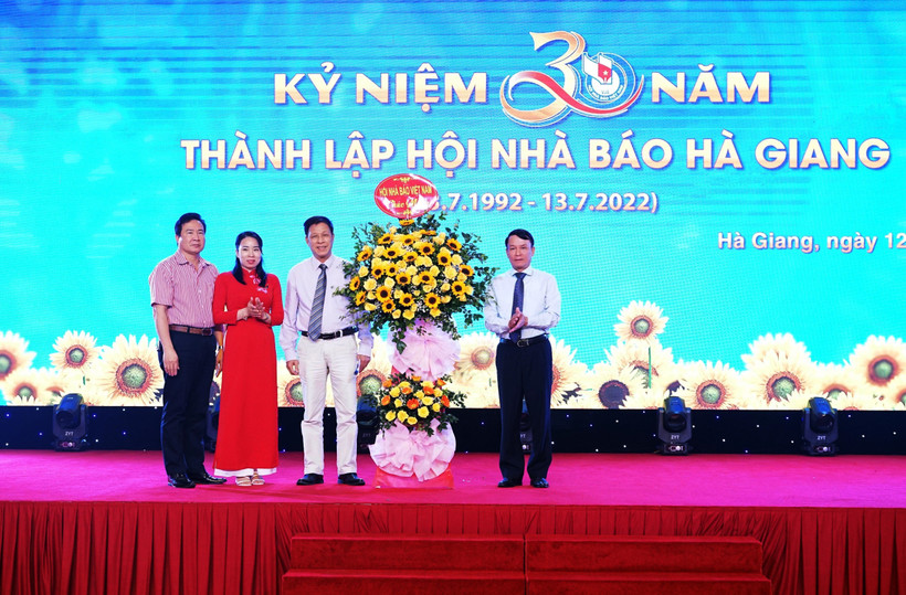 Phó Chủ tịch Thường trực Hội Nhà báo Việt Nam Nguyễn Đức Lợi trao tặng lẵng hoa chúc mừng 30 năm Ngày thành lập Hội Nhà báo Hà Giang. Ảnh: Minh Tâm-TTXVN